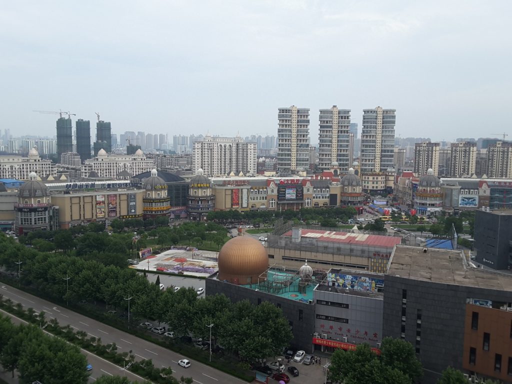 Blick vom 16. Stock des Hotels in Bengbu auf das Zentrum der Stadt (Horst Reitz und Berend Veddeler) 