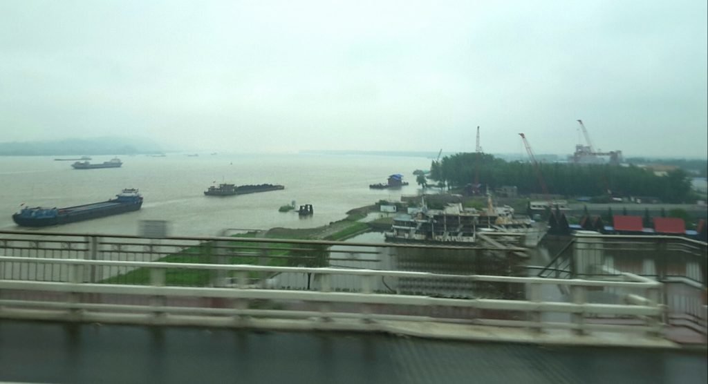 Ein regnerischer tag auf dem Yangtze ( Horst Reitz und Berend Veddeler)