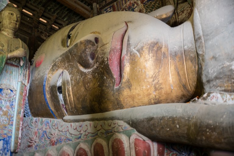 Der riesige Kopf des "Schlafenden Buddhas" (Alban Motsch)