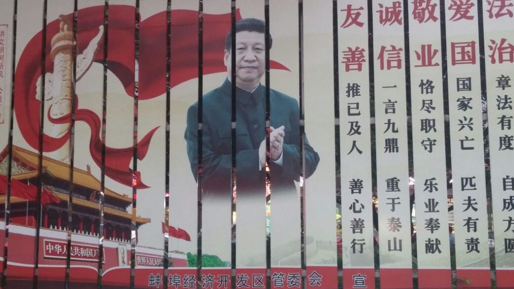 Plakatierung Xi Jingping mit Mao Mausoleum (Angelika Holtz)
