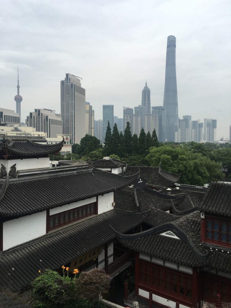 Zwei Welten aus zwei Jahrhunderten in Shanghai Foto (Thomas Peters)Thomas Peters