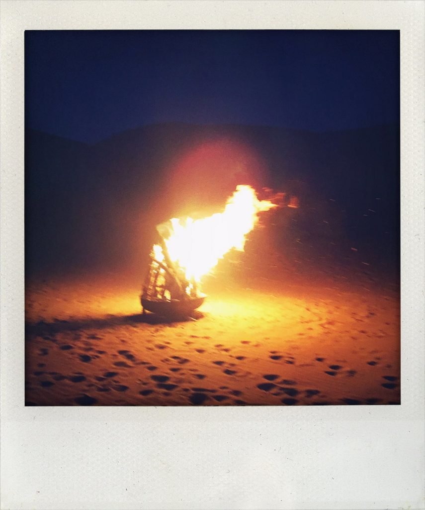 Nächtliches Lagerfeuer in der Wüste (Tomas Kaiser)