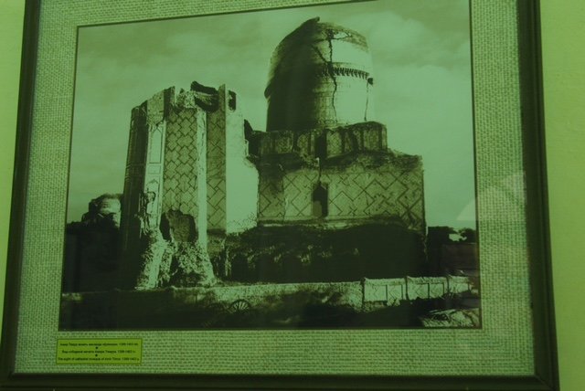 Zerstörtes Gebäude in Samarkand ( Waldemar Schulz-Pruss)