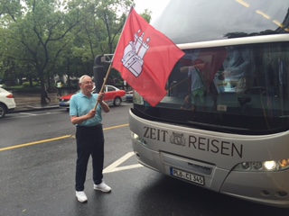 Theo Sommer verabschiedet den Bus in Shanghai (Bern Loppow)