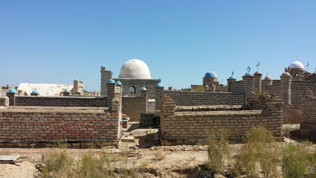 Muslimischer Friedhof auf dem Weg nach Jazliq (Rosie Heims)