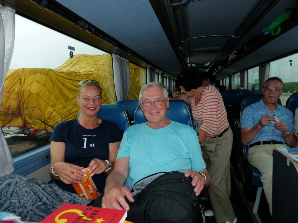 Sabine und Theo Sommer auf ihren Plätzen im Bus (Inge Ebelin-Landgraf)
