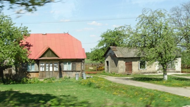Einfache Häuser am Straßenrand in Ostpolen