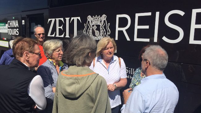 ZEIT-Experte Sascha Sambuk (rechts) im Gespräch mit den ZEIT-Reisenden