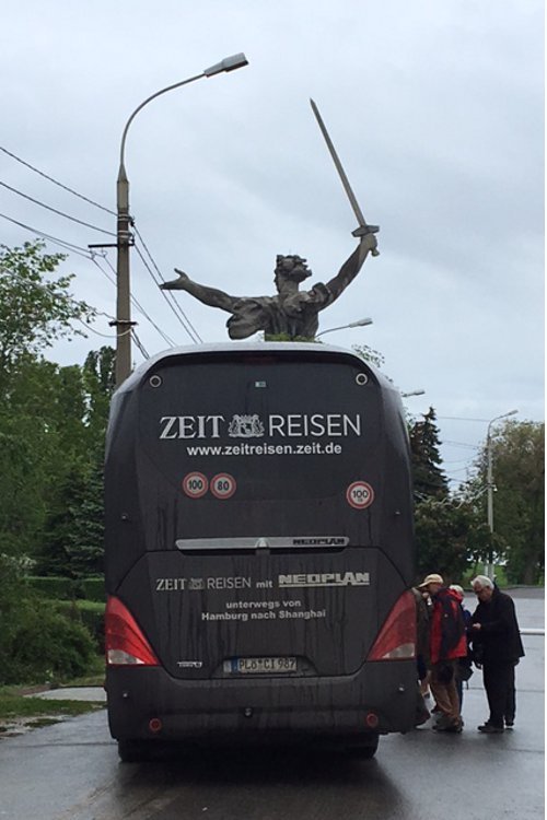 Ankunft in Wolgograd, im Hintergrund: die Frauenstatue »Mutter Heimat« thront über allem.