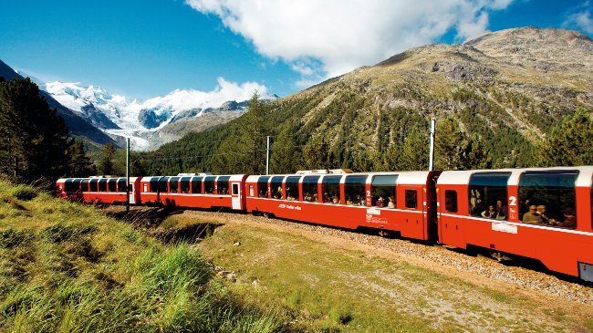Der Bernina Express in der Montebellokurve, im Hintergrund der Morteratsch-Gletscher
