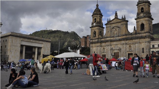 Die Plaza Bolívar im Herzen Bogotás. Rechts im Bild ist die Kathedrale zu sehen, die eckige Konstruktion links gehört zum neuen Justizpalast.