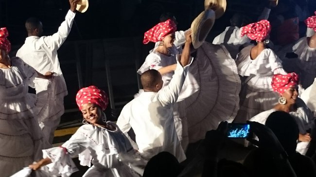 Showeinlage am letzten Tag des Festivals: Eine Gruppe von Profi-Tänzern zeigt den Currulao.