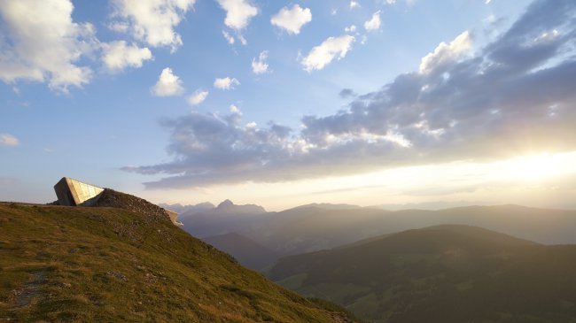 Panoramablick vom »MMM Corones« auf die Dolomiten