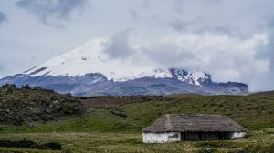 Blog_Humboldt2020_Tag 25_Bild 1_Humboldts Hütte mit dem Vulkan Antisana im Hintergrund (c) Antigoni Chrysostomou