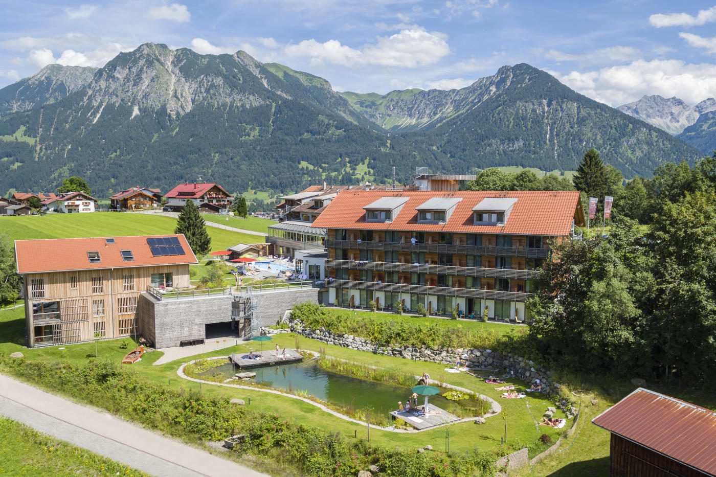 Hotel Oberstdorf_Naturbadesee_vor_dem_Hotel