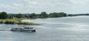 Flussschiff auf der Elbe in Deutschland