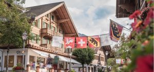 Gstaad-Promenade-Schweiz-(c)Destination-Gstaad-Melanie-Uhkoetter-Standardlizenz_466-Poppeonly