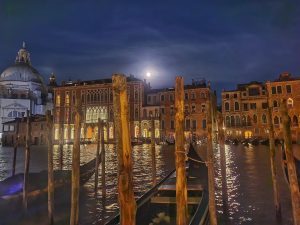 Abendstimmung-Gondeln-Venedig(c)Sandra Stiegler-Reisebericht-378 Venedig Kunst Biennale 2022