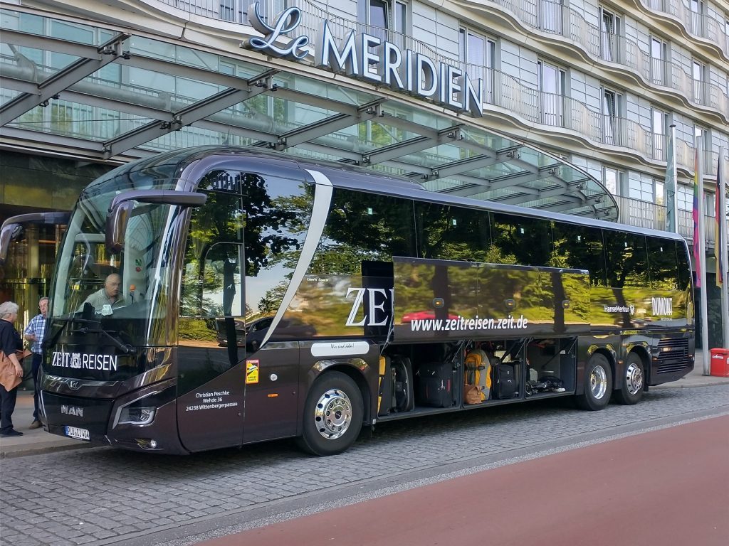 ZEIT Bus vor dem Hotel in Hamburg_Ostseetagebuch2023_Sigrid Piletzky