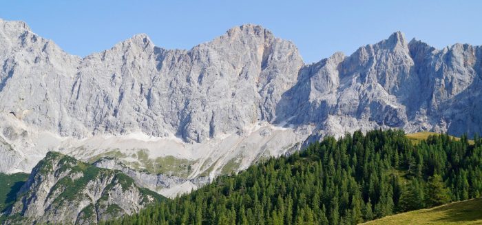 Alpendorf-Berge-Landschaft-Sommer-Dachstein-Österreich