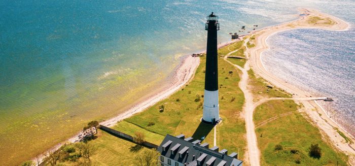 insel-saaremaa-leuchtturm-vogelperspektive-meer-estland