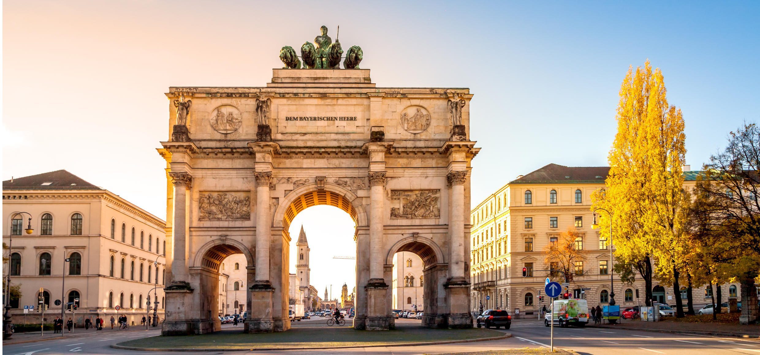 München Siegestor Herbst